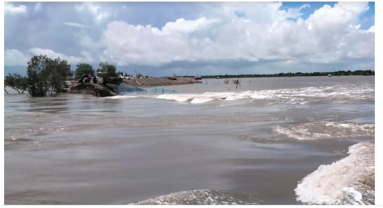 খোলপেটুয়ার বাঁধ ভেঙে ভেসে যাচ্ছে গ্রামের পর গ্রাম
