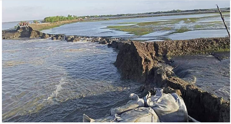কয়রা উপকূলে বেড়িবাঁধে ভাঙন, আতঙ্কে ১৪ গ্রামের মানুষ