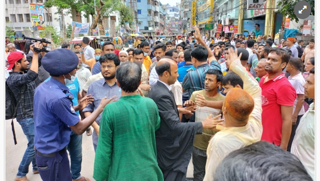 আদালত চত্বরে বিএনপি নেত্রীর ওপর ডিম ছুড়ল যুবলীগ