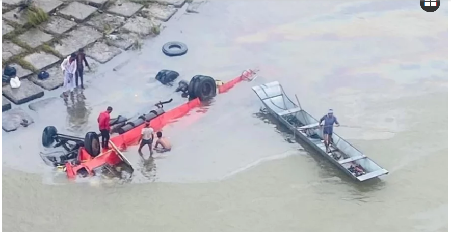 ভারতে যাত্রীবাহী বাস নদীতে, নিহত ১৩