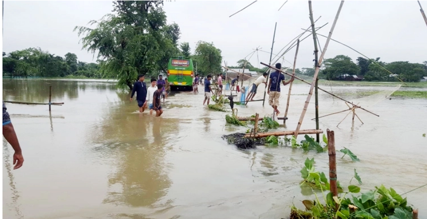 বন্যায় ভেসে গেছে পুকুর, ঋণ আতঙ্কে মৎস্যচাষিরা