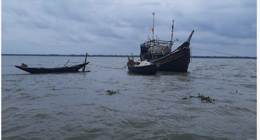 ঋণের বোঝা নিয়ে ইলিশের সন্ধানে জেলেরা