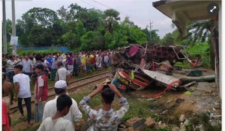 বাসে ট্রেনের ধাক্কা, নিহত ৫