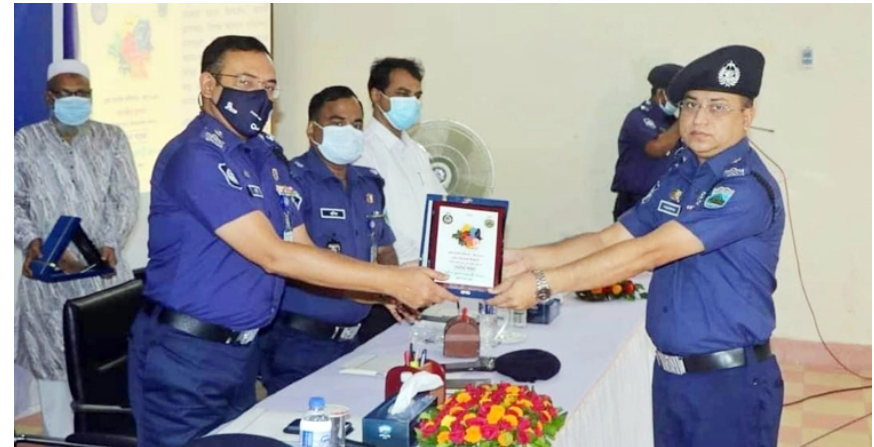 বগুড়ায় পুরস্কৃত হলেন ৪৫ পুলিশ সদস্য