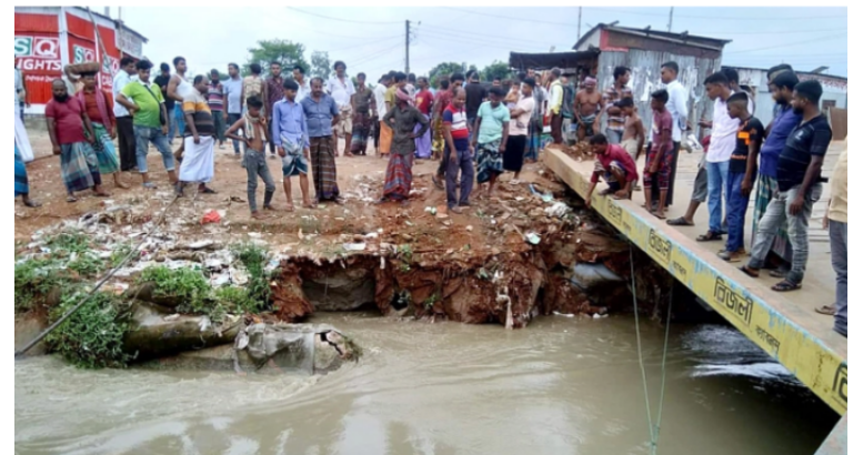 পদ্মার ভাঙনে ধসে গেছে মাটি, বন্ধ দৌলতদিয়ার ৫ নম্বর ফেরিঘাট