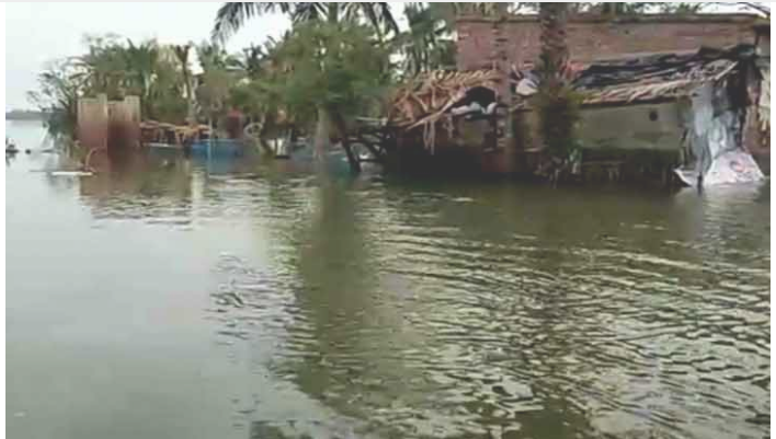 টানা বৃষ্টিতে সুন্দরবনের বিস্তীর্ণ অঞ্চল প্লাবিত