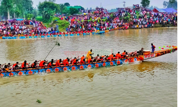 বগুড়ার ইছামতি নদীতে নৌকা বাইচ অনুষ্ঠিত