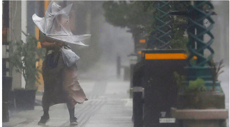 শক্তিশালী টাইফুনে লন্ডভন্ড জাপানের উপকূল