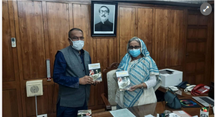 প্রধানমন্ত্রীর হাতে নিজের লেখা বই তুলে দিলেন