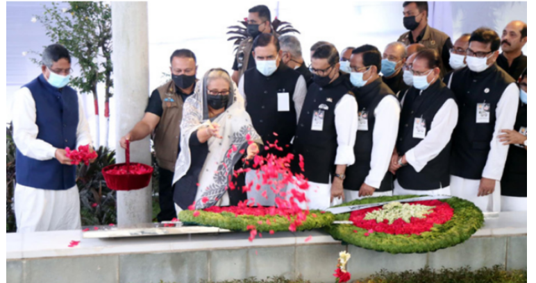 বনানীতে জাতীয় নেতাদের কবরে প্রধানমন্ত্রীর শ্রদ্ধা