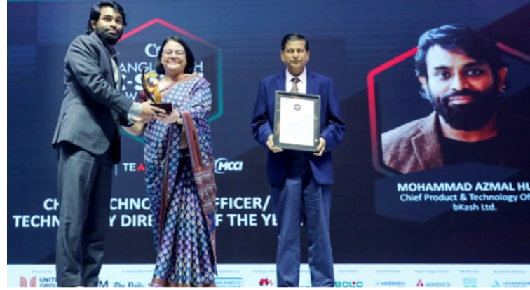 সম্মাননা পেলেন বিকাশের সিপিটিও আজমল হুদা