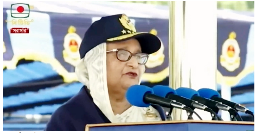 যশোরে বিমান বাহিনীর কুচকাওয়াজে প্রধানমন্ত্রী