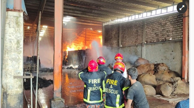 হঠাৎ দাউদাউ করে জ্বলে উঠল জুট মিল, শতকোটি টাকার ক্ষতি
