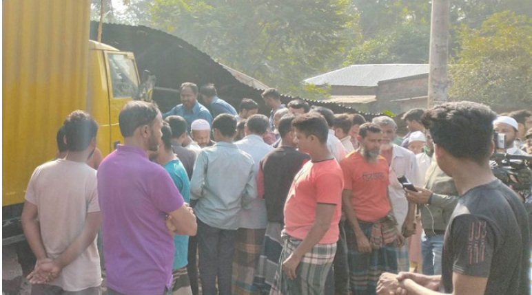 নিয়ন্ত্রণ হারিয়ে হোটেলে কাভার্ডভ্যান, নিহত ৫
