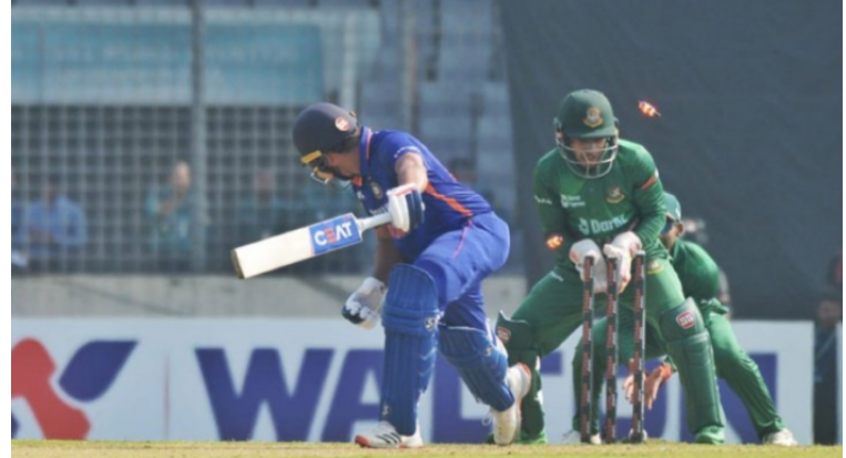 সাকিবের জোড়া আঘাত