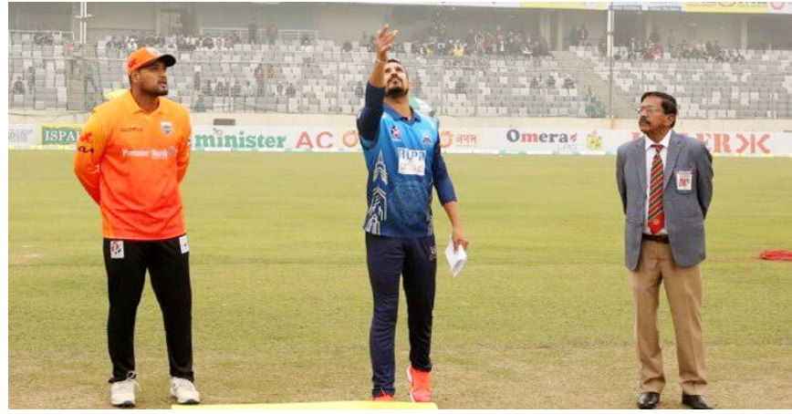 কুয়াশাচ্ছন্ন ম্যাচে খুলনার বিপক্ষে টসে জিতে ফিল্ডিংয়ে ঢাকা
