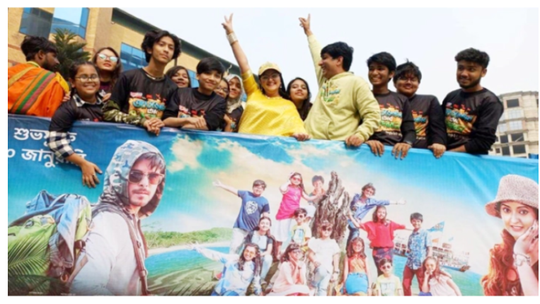 ‘অ্যাডভেঞ্চার অব সুন্দরবন’ ট্রাকে ঢাকা শহরে সিনেমার প্রচারণায় পরীমণি