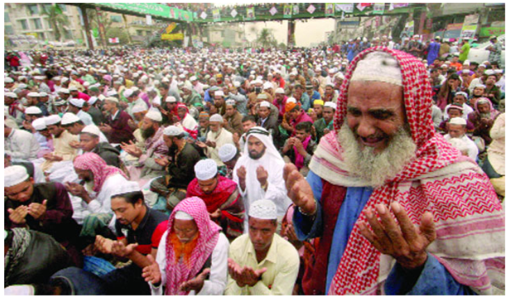 মোনাজাতে দু-হাত তুলে লাখো মুসল্লির আকুতি