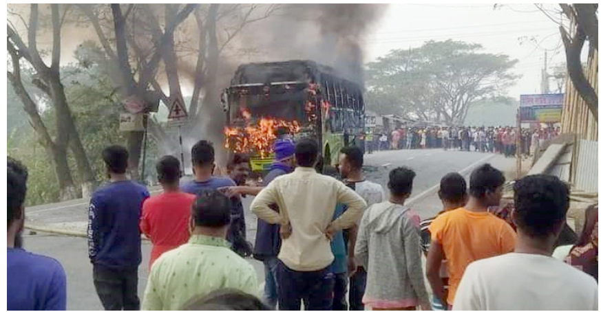 বাসের সঙ্গে সংঘর্ষে ৩ মোটরসাইকেল আরোহী নিহত