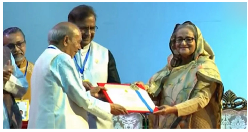 বাংলা একাডেমি সাহিত্য পুরস্কার তুলে দিলেন প্রধানমন্ত্রী