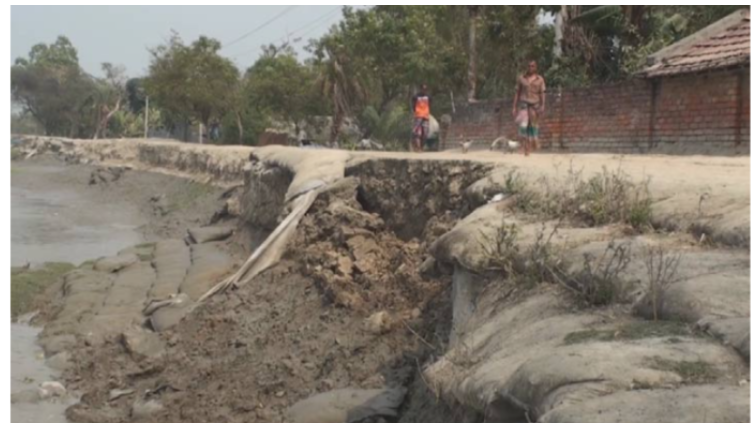 ইছামতি নদীর বেড়িবাঁধে ভাঙন, আতঙ্কে এলাকাবাসী