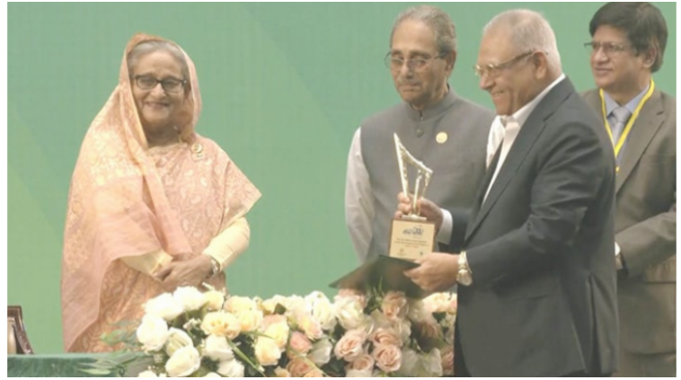 সেরা ইনস্যুরেন্স কোম্পানির পুরস্কার নিলেন মোরশেদ আলম এমপি