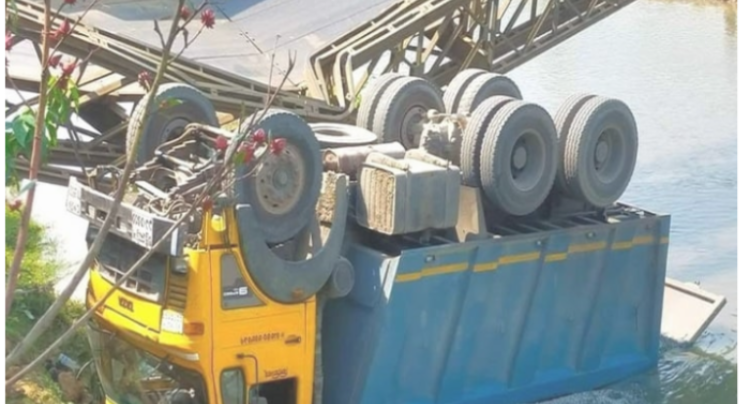 মাইনী সেতু ভেঙে পাথরবোঝাই ট্রাক নদীতে
