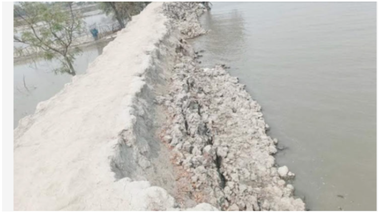 সরু হয়ে আসছে বেড়িবাঁধ, যে কোনো সময় ভাঙার আতঙ্ক