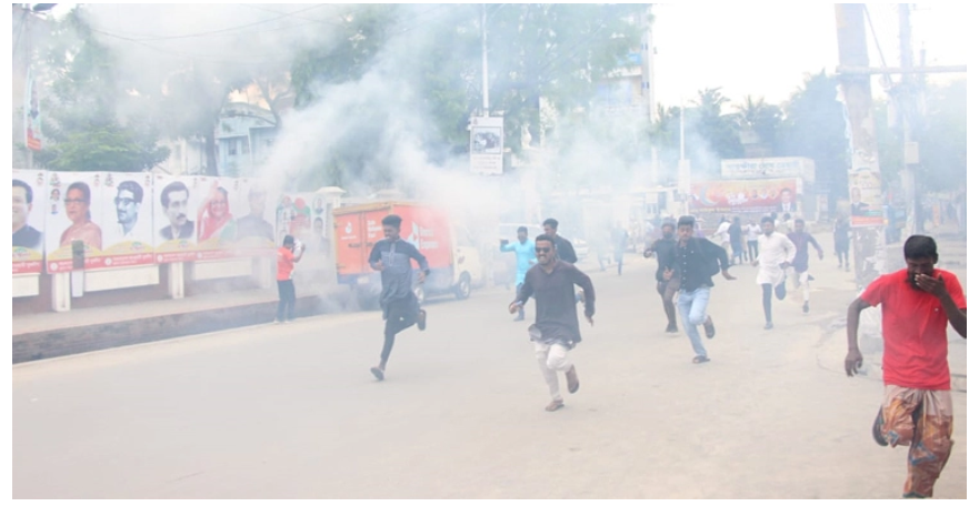 খুলনায় পুলিশ-বিএনপির সংঘর্ষ, টিয়ারশেল নিক্ষেপ