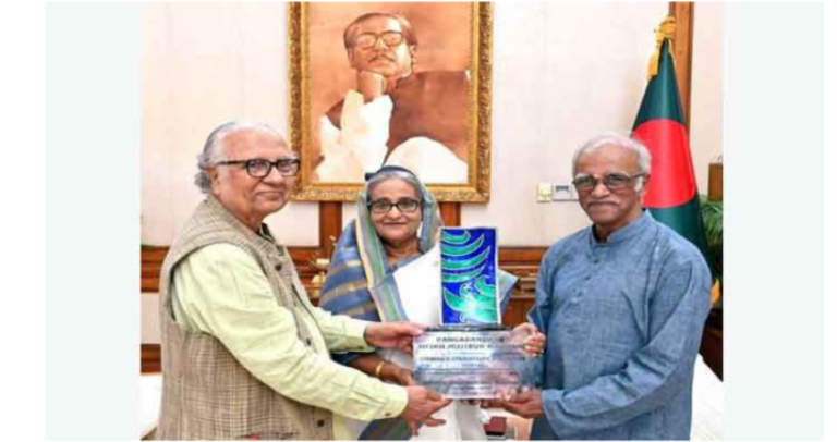 বঙ্গবন্ধুকে দেয়া ফসওয়াল বিশেষ সাহিত্য পুরস্কার প্রধানমন্ত্রীর কাছে হস্তান্তর