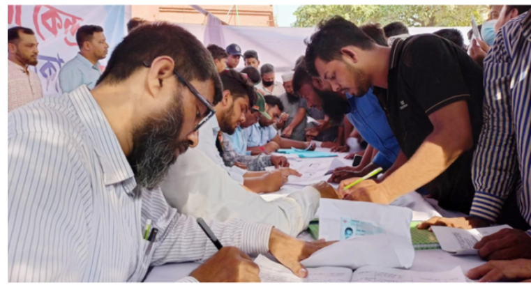 বঙ্গবাজারে অগ্নিকাণ্ড তালিকায় নাম লেখাতে ক্ষতিগ্রস্তদের উপচেপড়া ভিড়