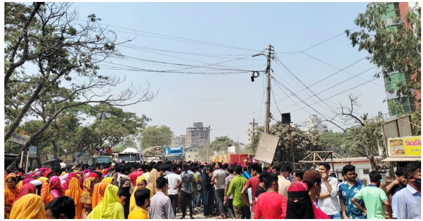 বেতন না দিয়ে ছুটি, মোহাম্মদপুরে সড়ক অবরোধ পোশাক শ্রমিকদের