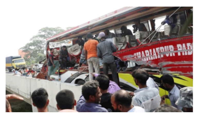 এক্সপ্রেসওয়েতে বাস দুর্ঘটনায় নিহত বেড়ে ৮