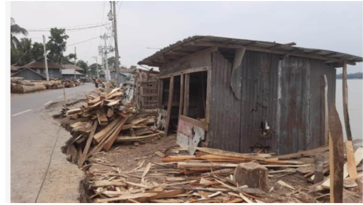 বেতাগী শহর রক্ষা বাঁধে ফাটল, আতঙ্কের মধ্যে এলাকাবাসী