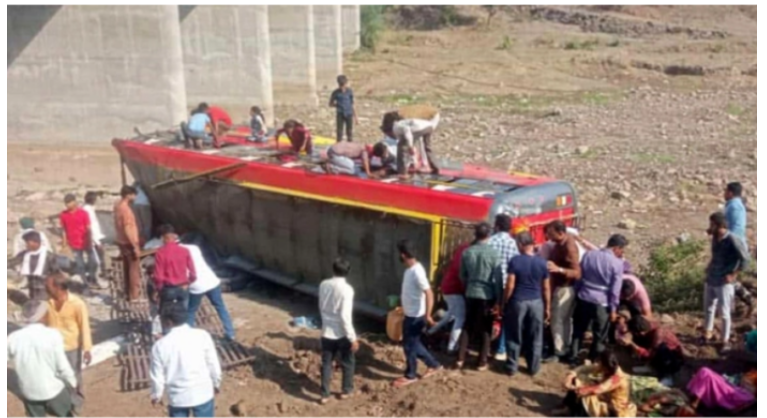 ভারতে সেতু থেকে পড়ে গেলো বাস, নিহত ২২