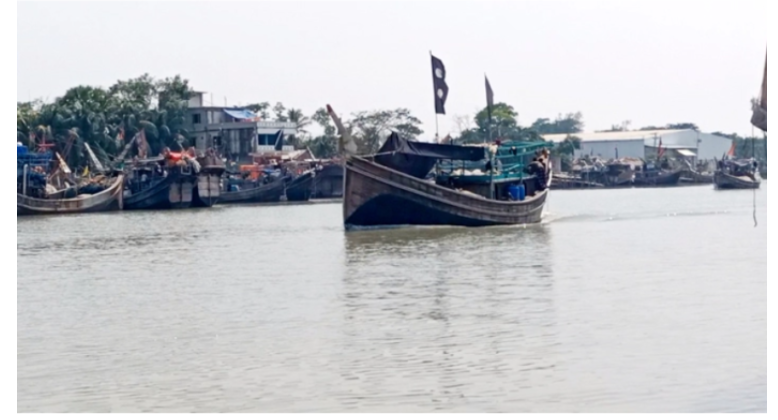 ঘূর্ণিঝড় ‘মোখা’ আতঙ্কে তীরে ফিরে আসছে ট্রলার