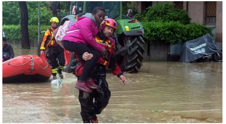 ইতালিতে প্রবল বন্যায় ৮ জনের মৃত্যু