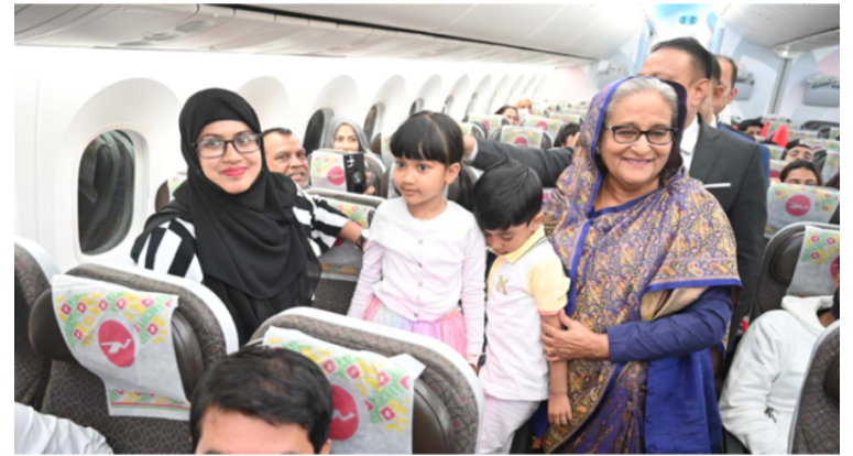 বিমানে ঘুরে ঘুরে যাত্রীদের সঙ্গে প্রধানমন্ত্রীর কুশল বিনিময়