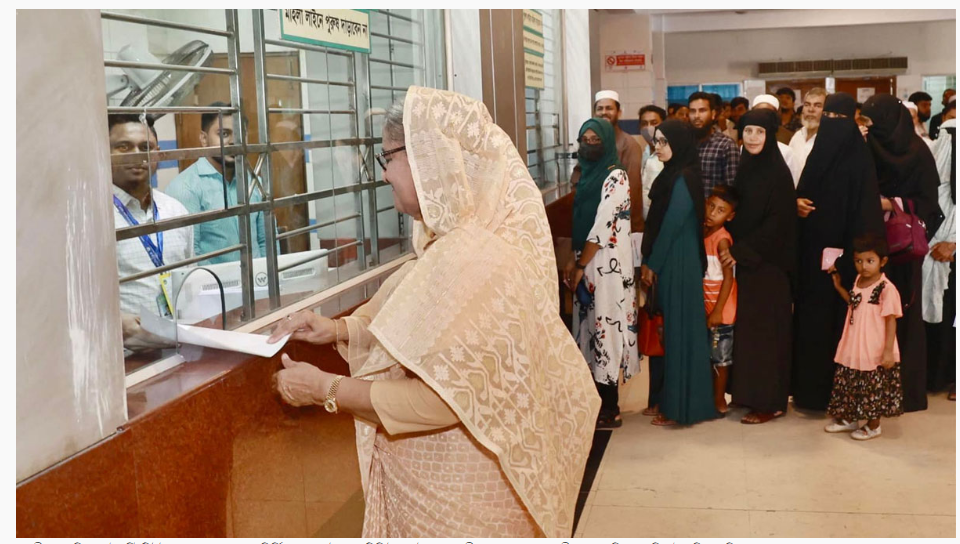 ১০ টাকায় টিকিট কেটে চোখ পরীক্ষা করালেন প্রধানমন্ত্রী