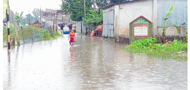 পানি নামতে শুরু করলেও কমেনি ভোগান্তি, সুপেয় পানির সংকট