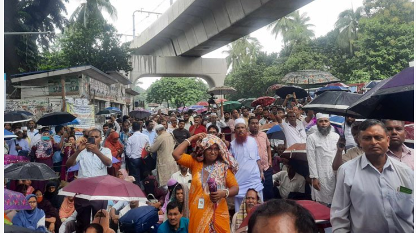 মাধ্যমিকে ঝুলছে তালা, সড়কে শিক্ষকরা