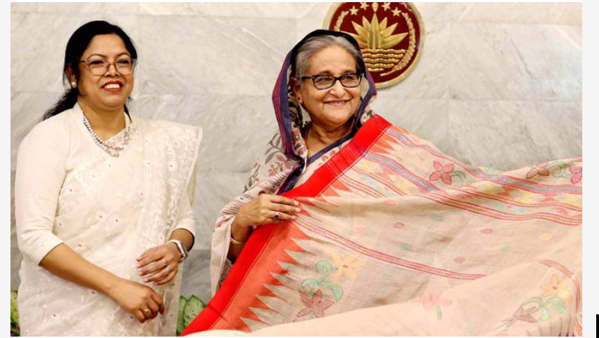 প্রধানমন্ত্রীকে উপহার দেওয়া হলো কলাগাছের তন্তু থেকে তৈরি শাড়ি