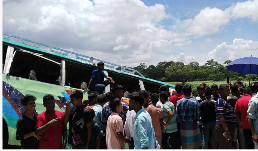 ঝালকাঠিতে বাস উল্টে পুকুরে, নিহত ১৭