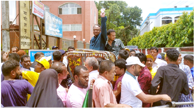 রিকশায় দাঁড়িয়ে বাণিজ্যমন্ত্রী, হাত নেড়ে জানালেন শুভেচ্ছা