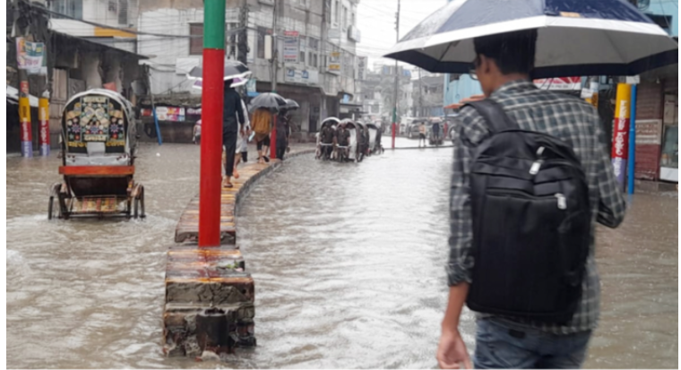তিন দিনের টানা বর্ষণ হাঁটু থেকে কোমর পানির নিচে চট্টগ্রাম মহানগর