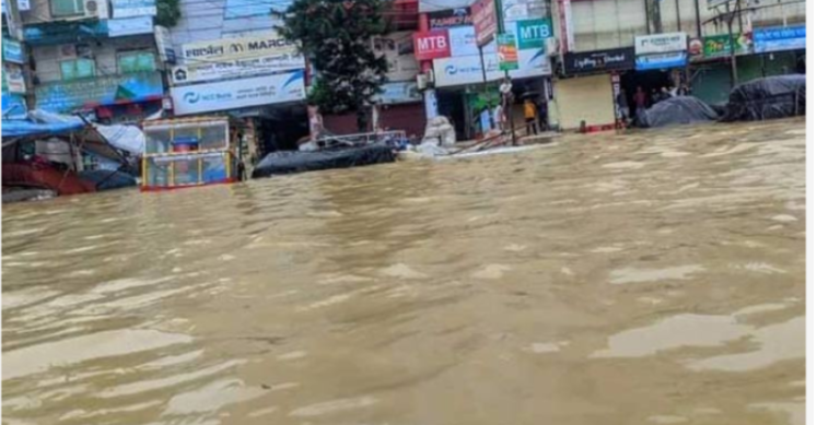 সড়কে পানি: চট্টগ্রাম-কক্সবাজার যান চলাচল বন্ধ