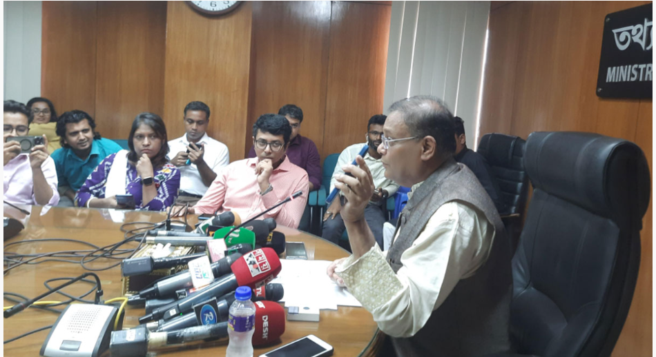 কারো আক্কেল থাকলে রাত ৩টায় সংবাদ সম্মেলন ডাকে, প্রশ্ন মন্ত্রীর