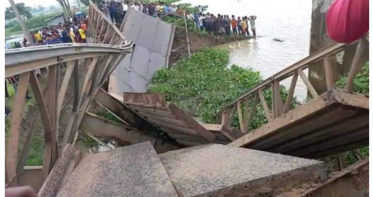 সেতু ভেঙে খালে ডুবে গেল ট্রাক, চালকসহ নিখোঁজ ২