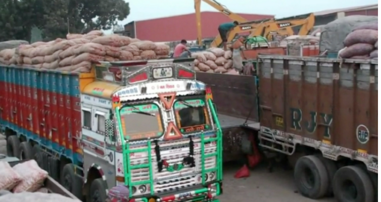 হিলিতে একদিনের ব্যবধানে পেঁয়াজের দাম বেড়েছে ১০ টাকা