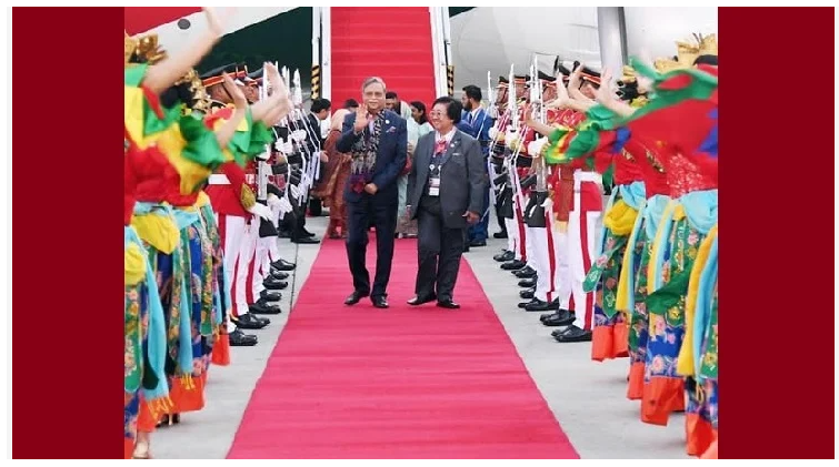 রাষ্ট্রপতি সাহাবুদ্দিনকে জাকার্তায় লাল গালিচা অভ্যর্থনা